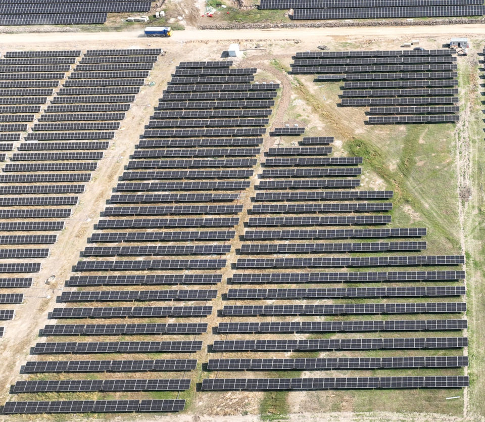 Соларна централа со соларни панели и инвертери / Photovoltaic power plant with solar panels and inverters
