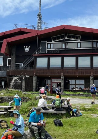 王ヶ頭ホテル前の広場でお弁当