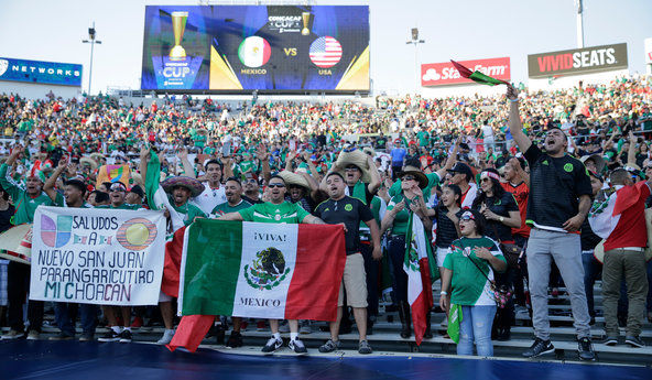 ABD'de oynanan CONCACAF Gold Cup finalinde ABD karşısında Meksika taraftarları. Fotoğraf: Jae C. Hong