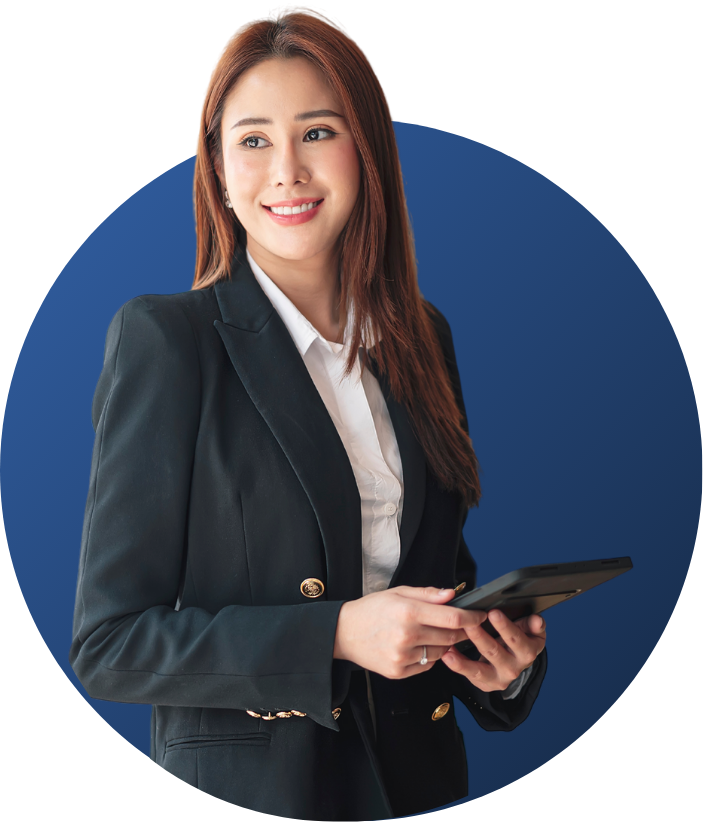 سيدة أعمال مبتسمة تحمل آلة حاسبة