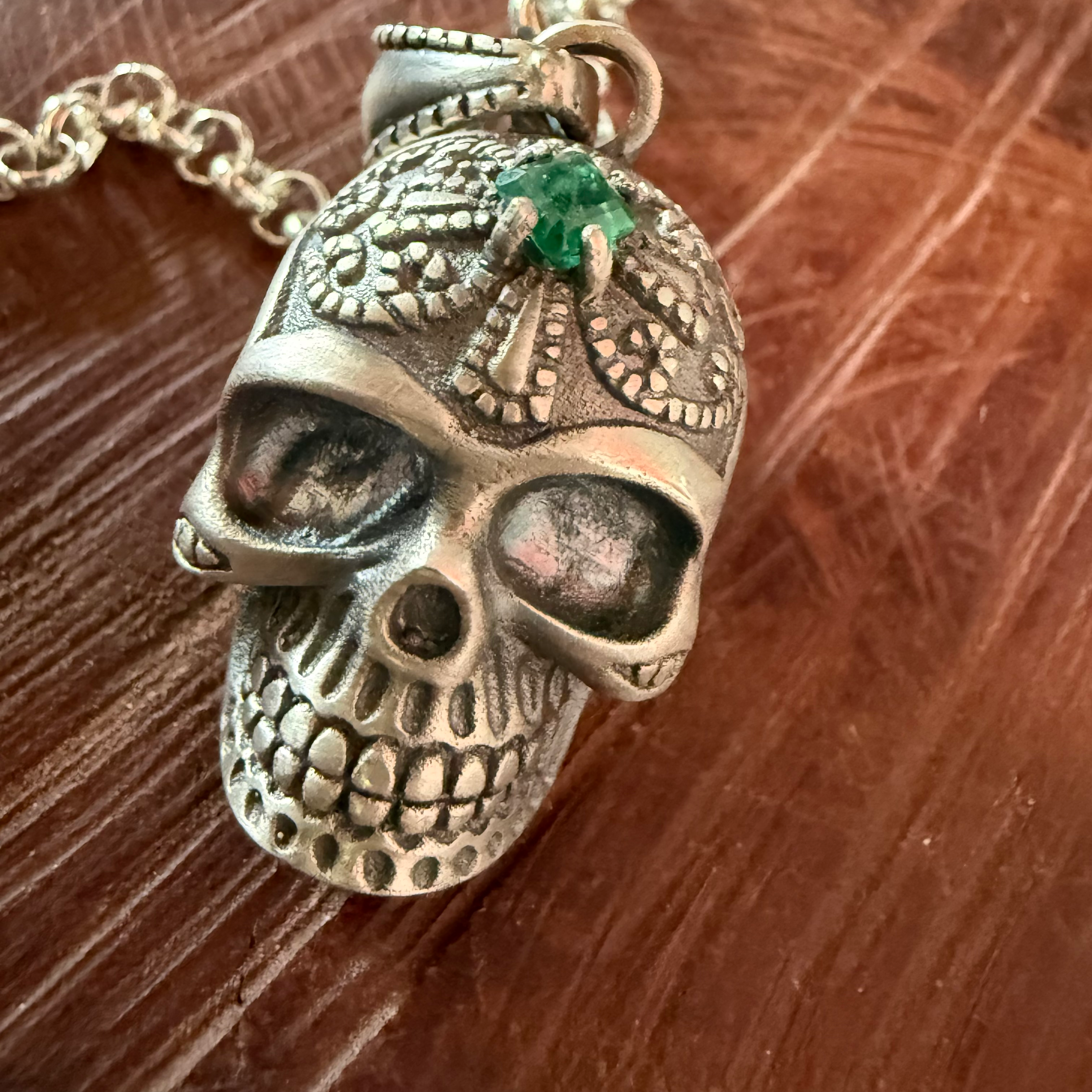 Pingente caveira esmeralda PA89