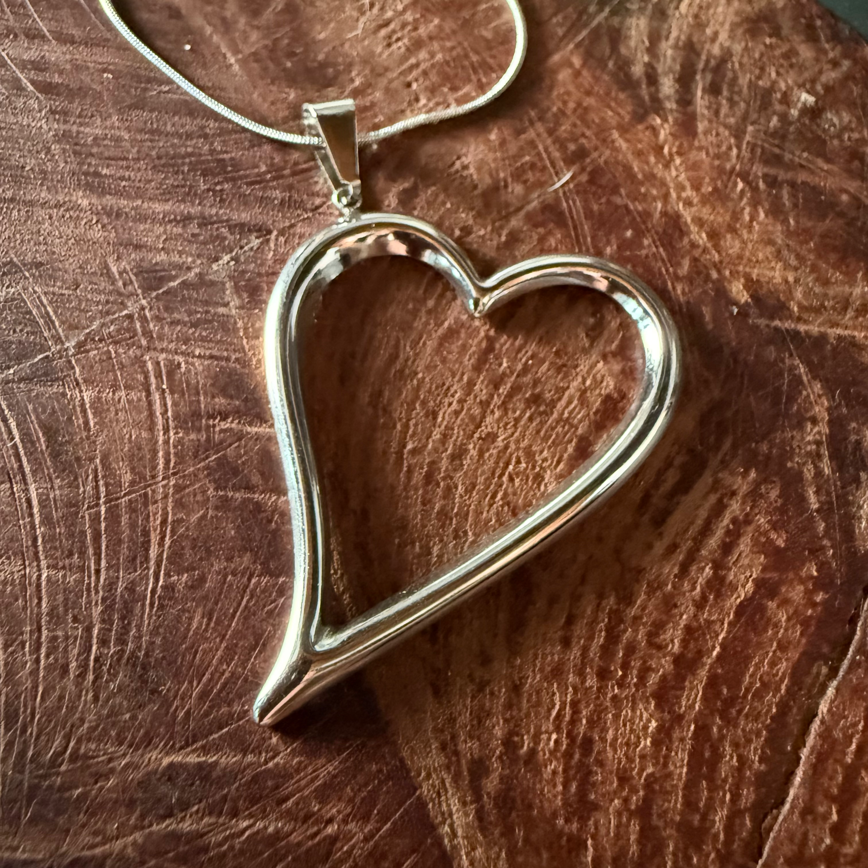 Colar coração torto aço 