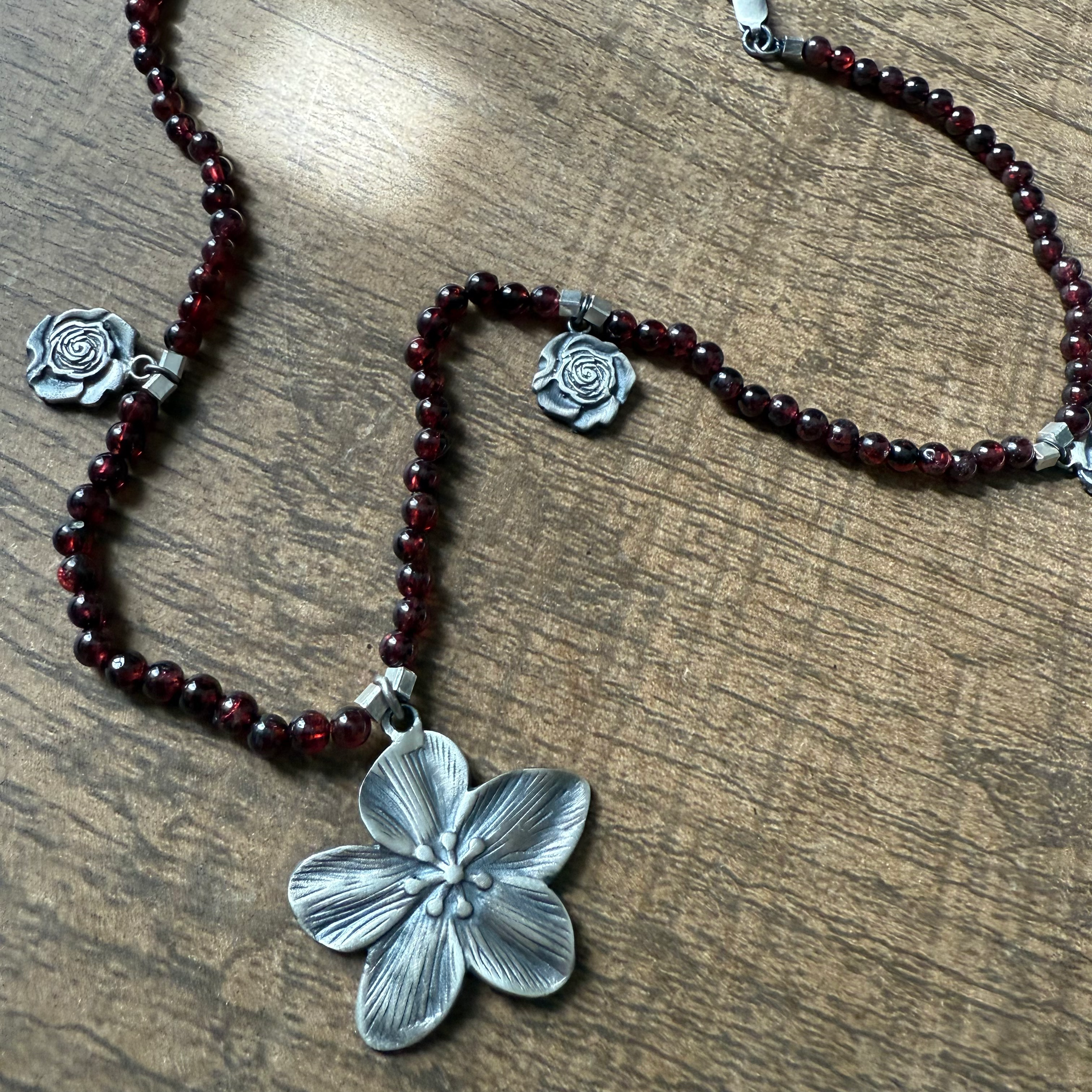 Colar flores granada 