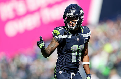 Seattle-Seahawks-JSN-gives-a-thumbs-up-to-sideline-official-during-2025-game-Getty-900.jpg
