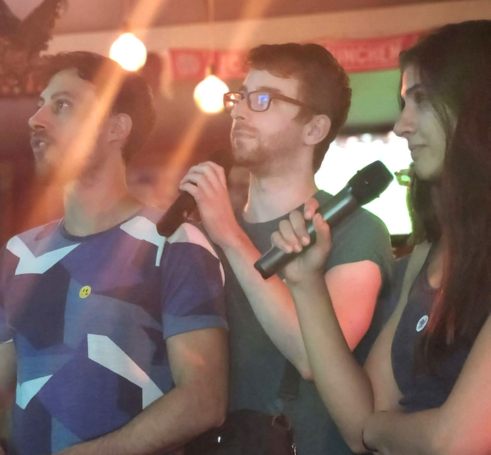 קומדי אקשן- קריוקי ומשחקים מצחיקים בהשתתפות הקהל