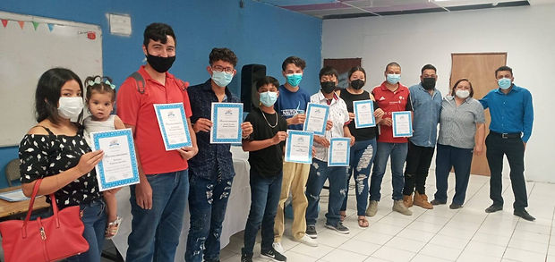 Entregan reconocimientos a jóvenes que participaron en un curso taller de capacitación para el trabajo en diferentes áreas.