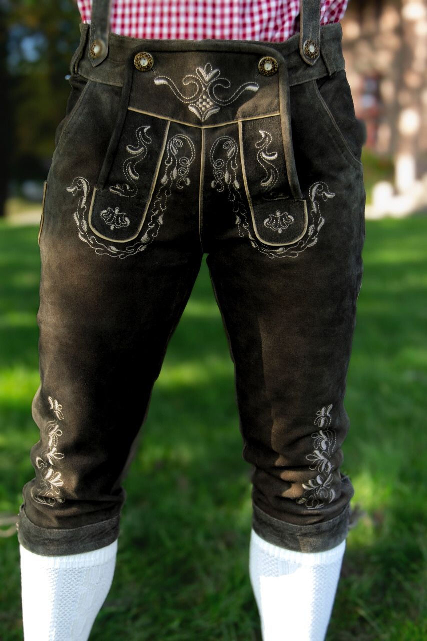 Mann i ekte lederhosen kostyme og rød skjorte kledd for Oktoberfest