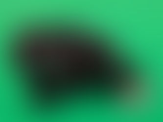 Pojat huutavat riemusta Olio VR-areenalla pelatessaan vapaasti liikkuvaa virtuaalipeliä