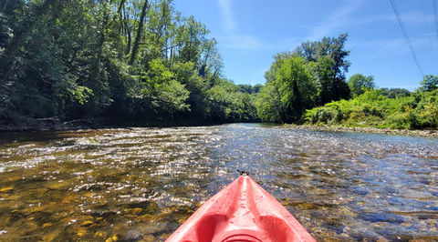 Canoë kayak dans un rapide des gorges du Guiers à Belmont Tramonet en Savoie