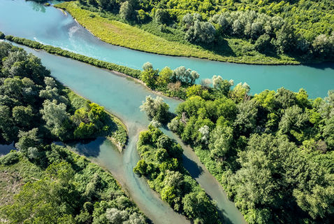 Vue aérienne du parcours des Îles Molotte en plein jour dans l'Ain