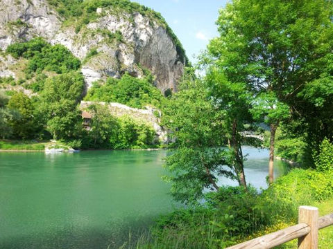 Falaise de Nattages à l'entrée des gorges de la Balme vue la route