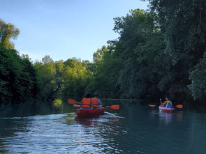 Canoë Kayak dans une lônes de la réserve naturelle en soirée
