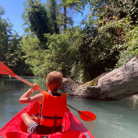 Enfant sur un canoë kayak à l'entrée de la lônes 1 dans la deuxième partie du parcours après les gorges