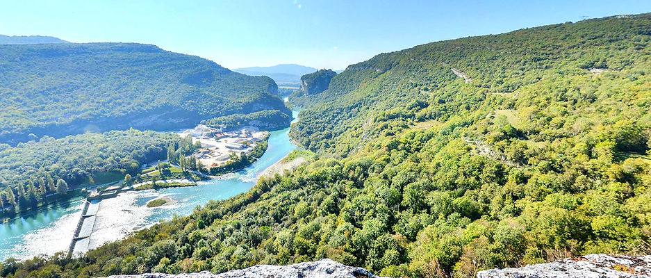 vue des gorges de la Balme depuis la montagne en Savoie