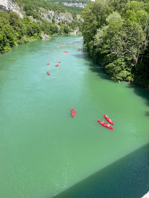 Canoë dans des gorges avec une eau turquoise