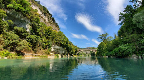 Pont des gorges de la balme vue depuis la rivière reliant l'Ain et la Savoie