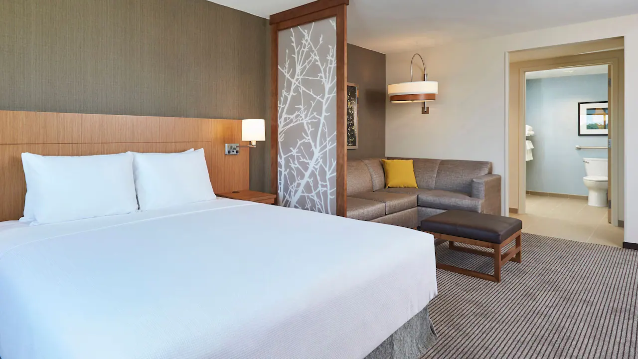 Hyatt-Place-Mississauga-P053-Accessible-King-Guestroom.16x9 (1).webp