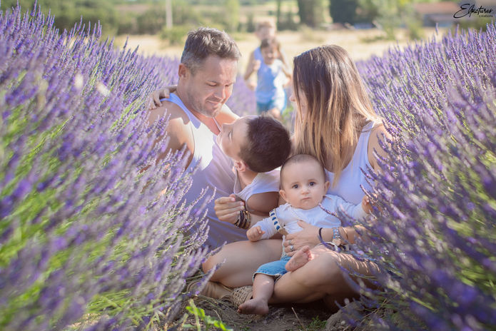 Photographe famille en exterieur et studio.
Vaucluse, Gard, Ardèche, Drôme.