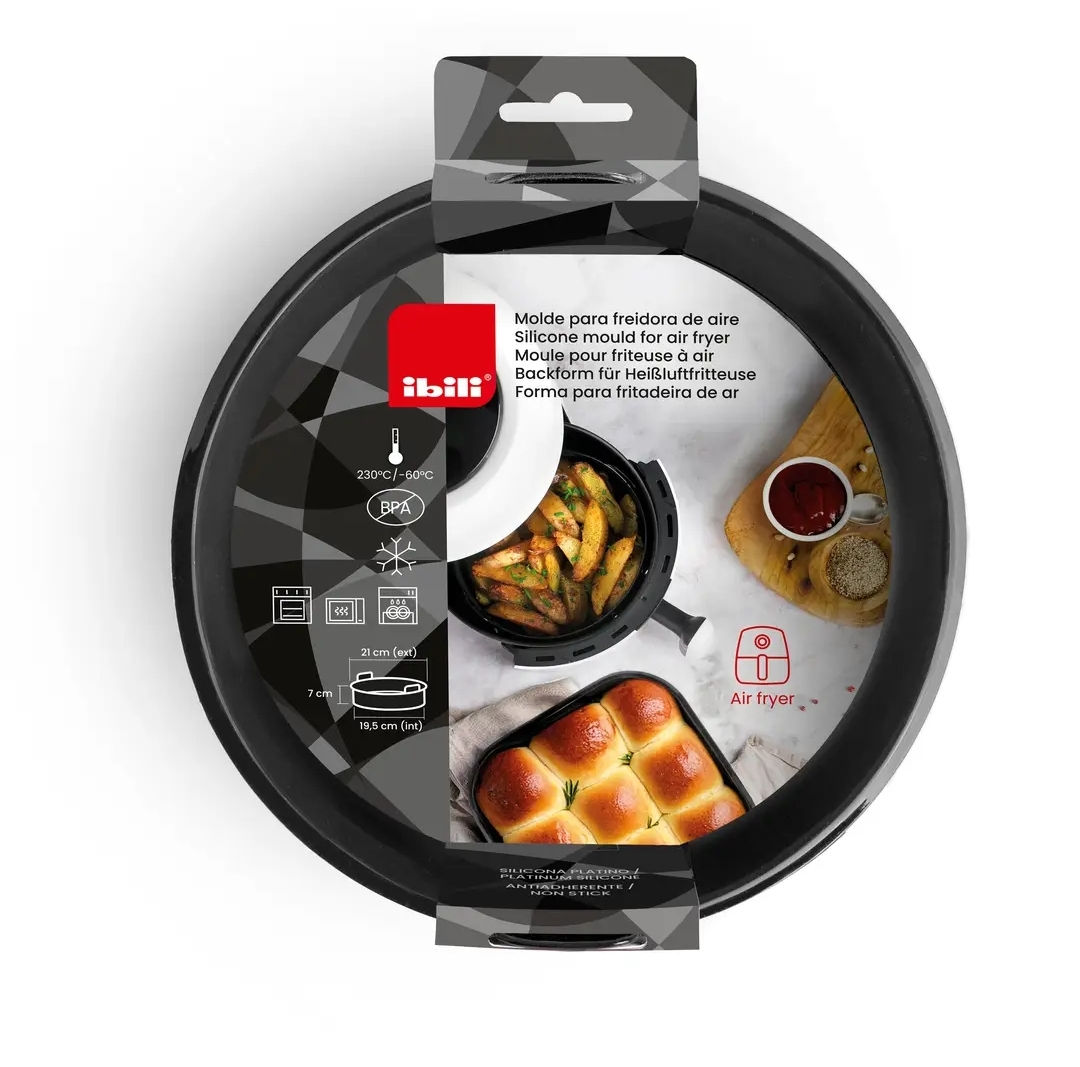 Contenitore per friggitrice ad aria con cibo vista dall' alto in silicone antiaderente