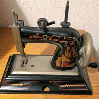 Vintage Kindernähmaschine aus Blech