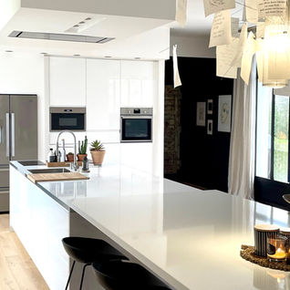 Cuisine contemporaine sur mesure intégrée dans un projet d’architecture intérieure à Metz