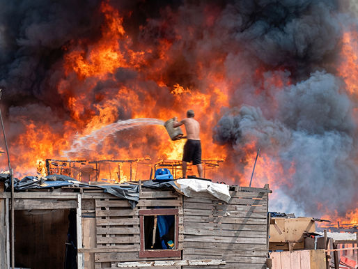 INTENSA MOVILIZACIÓN DE CUERPOS DE EMERGENCIA POR INCENDIO DE VARIAS VIVIENDAS A UN COSTADO DE LA VÍA ALAMAR Y CAÑON DEL PADRE.