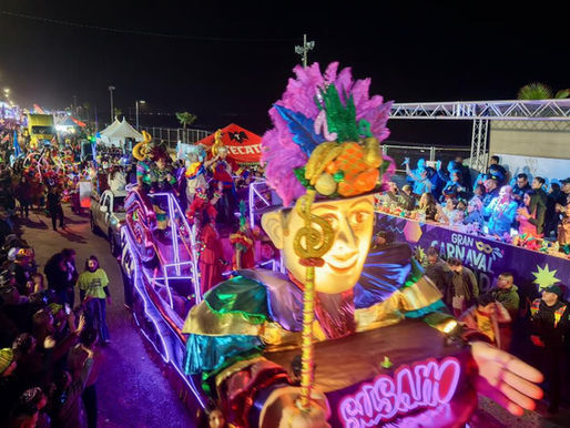 Ensenada hace historia: miles disfrutan el primer desfile nocturno del Carnaval 2026