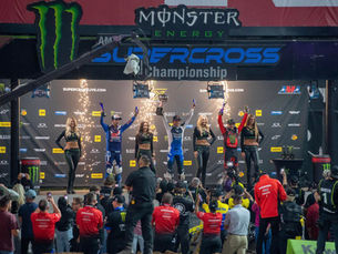 Noche de fuego en Glendale: el Supercross hace vibrar el State Farm Stadium.