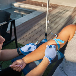 An IV nurse administering Vitamin C Immunity IV drip to a client in Los Angeles