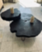Mesa de centro negra con dos totems. Tierra Del Cipres, diseño moderno y elegante.