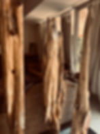 Tres troncos de madera rústica, Totems de Ciprés, con detalles de su textura natural