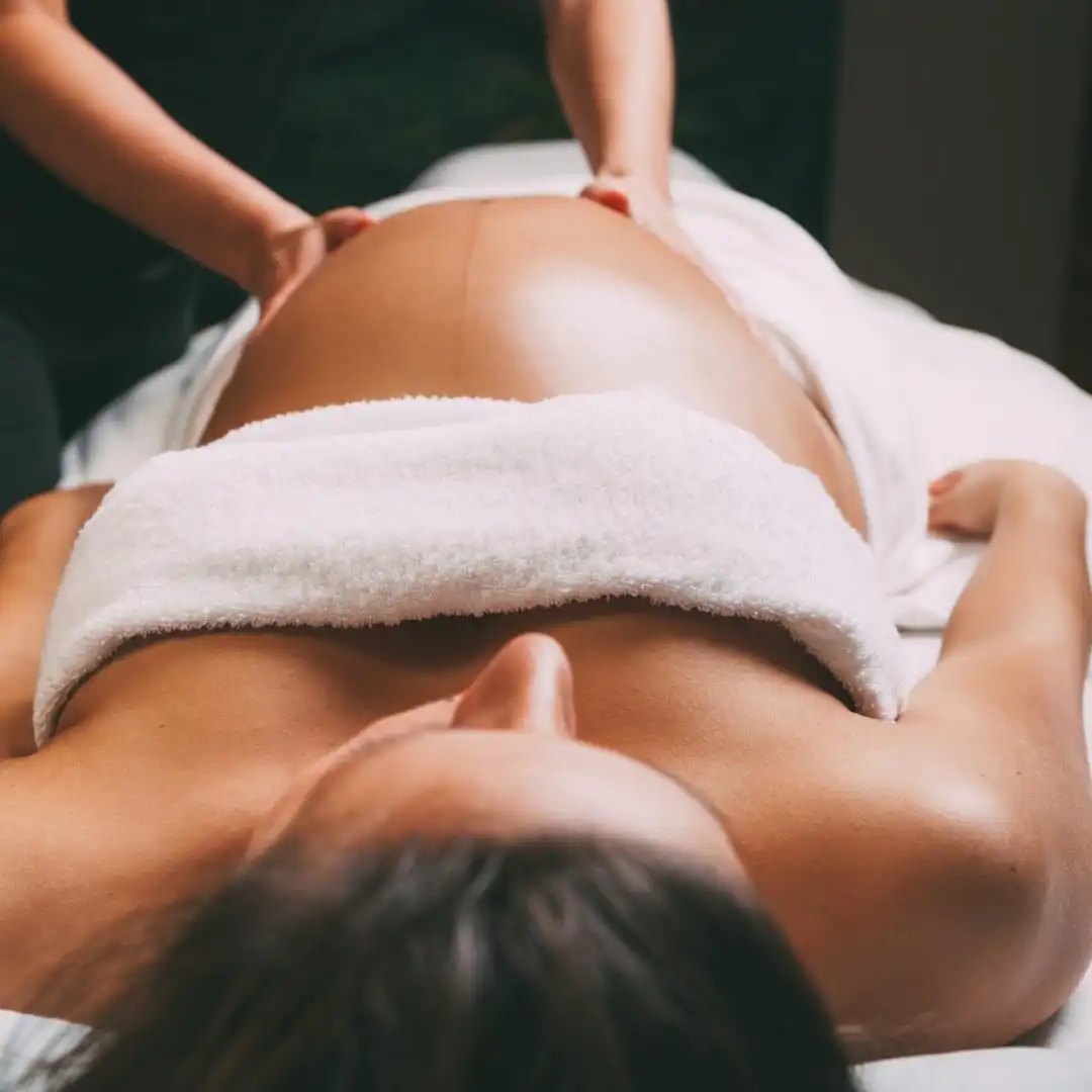 massage-femme-enceinte2-Martinique-beyondtheeach.fr_.webp