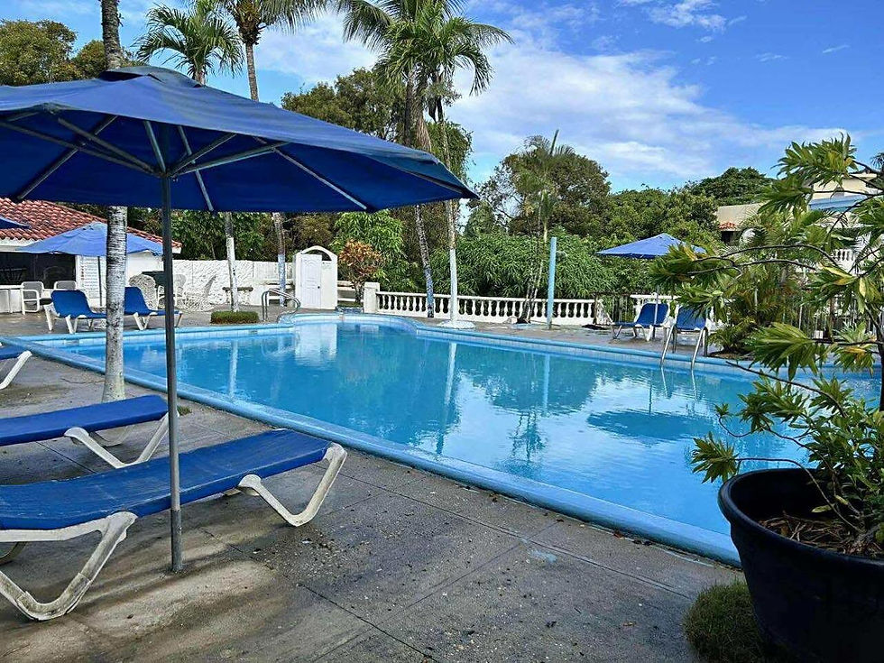 <p class="font_8">Encantador condominio de 2 habitaciones con piscina.</p>
<p class="font_8"> Descubra este cómodo y completamente amueblado apartamento de 2 dormitorios y 1 baño, ubicado en el segundo piso de un pequeño y tranquilo complejo residencial con piscina. Con 69,90 m² (752 pies cuadrados) de espacio habitable, este apartamento está totalmente equipado y listo para entrar a vivir.</p>
<p class="font_8"><br></p>
<p class="font_8"> Este condominio cuenta con una distribución luminosa y funcional, ideal para vivir permanentemente, para vacaciones o como inversión para alquiler. Su conveniente ubicación cerca de supermercados, restaurantes, tiendas, escuelas, hermosas playas y todos los servicios esenciales lo tienen a solo minutos de distancia.</p>
<p class="font_8"> Disfrute de una vida caribeña relajada en una excelente ubicación a un precio asequible. ¡Contáctenos hoy para obtener más información o para programar una visita!</p>
<p class="font_8"> ¡Precio de venta inmejorable! ¡Ven a verlo tú mismo!</p>
<p class="font_8"><br></p>
<p class="font_8"> <u>Barrio:</u> Sosúa, en la costa norte de la República Dominicana, es un vibrante paraíso de aguas cristalinas y arenas doradas. Con modernos centros médicos, supermercados, restaurantes, bares y opciones de entretenimiento, ofrece comodidad y un estilo de vida único. A tan solo 10 minutos de Cabarete, 20 minutos del aeropuerto y Puerto Plata, combina una animada vida nocturna con un ambiente cosmopolita. Ideal para vivir, invertir o vacacionar, Sosúa equilibra a la perfección la relajación, la diversión y la energía inigualable del Caribe, atrayendo a residentes y visitantes de todo el mundo.</p>