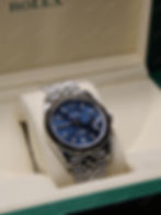Наручные часы Rolex Datejust 41 126334 Sunburst Blue на светлой подушечке в открытом фирменном футляре