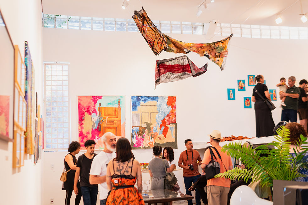 vista da obra com convidados da exposição