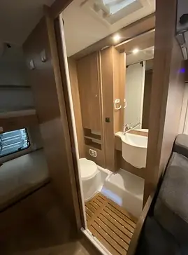 Interiér obytného vozu Dethleffs Trend - sociální zařízení