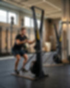 Homem treinando no SkiErg em ginásio da Linha Hyrox.