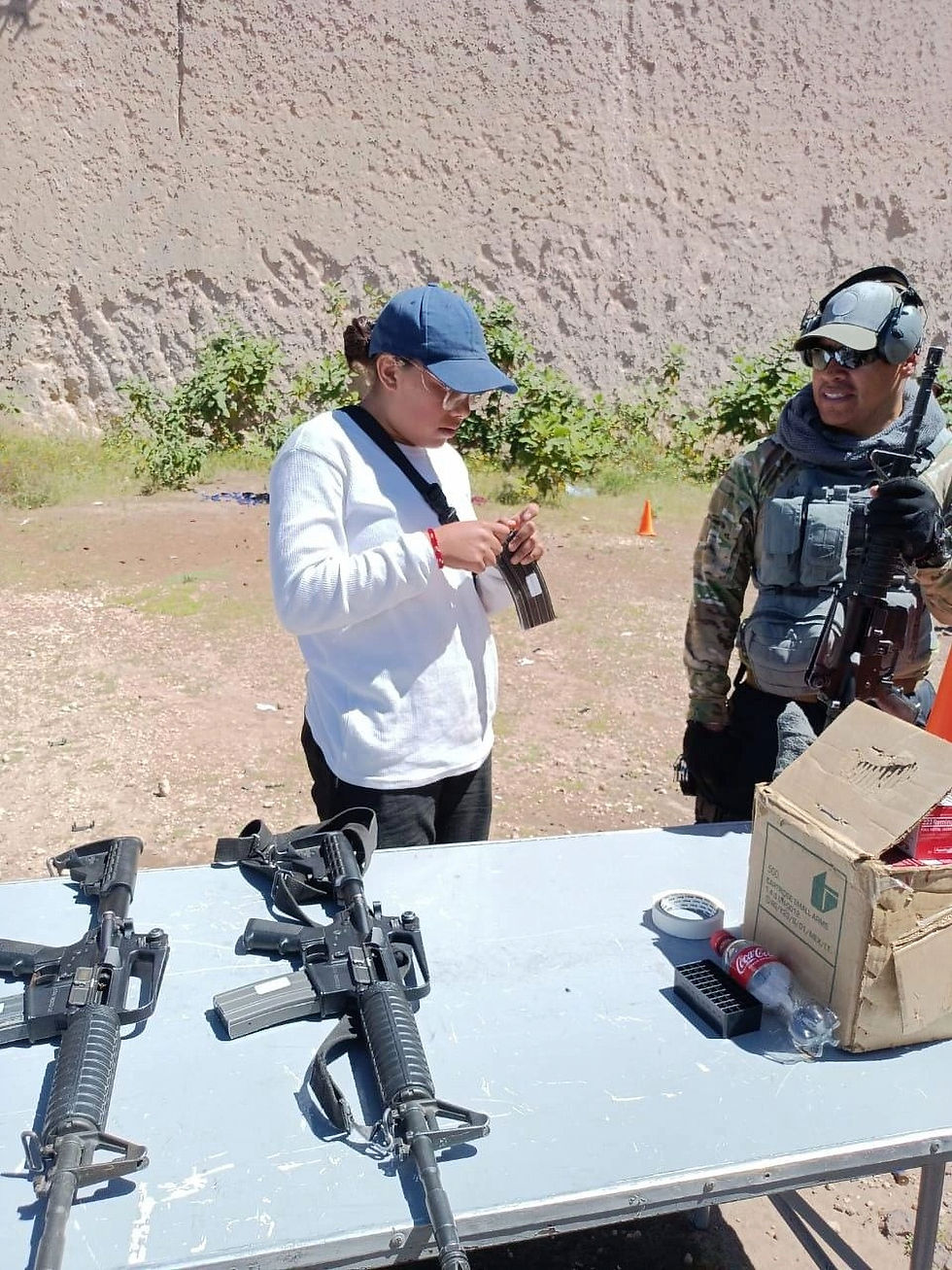 Instructor de tiro explicando a mujer como funcina la munición