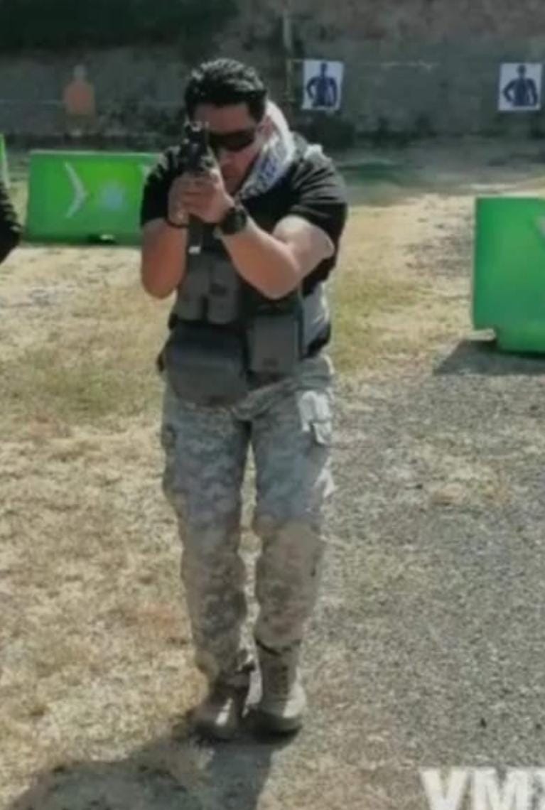 Instructor Hugo Galán apuntando con una arma automatica.jpeg