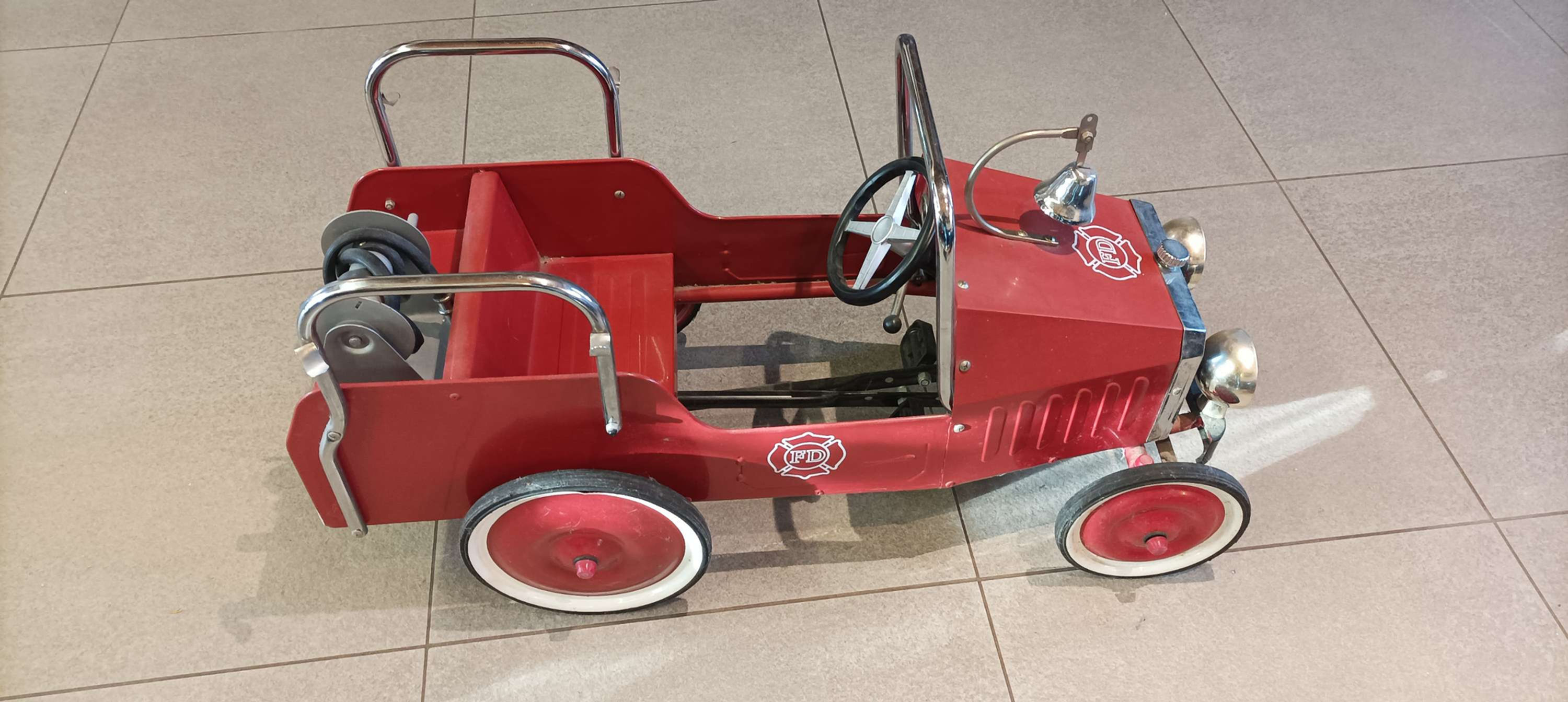 Auto a pedali in metallo