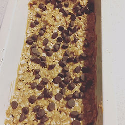 peanut butter and chocolate chip enegy bars