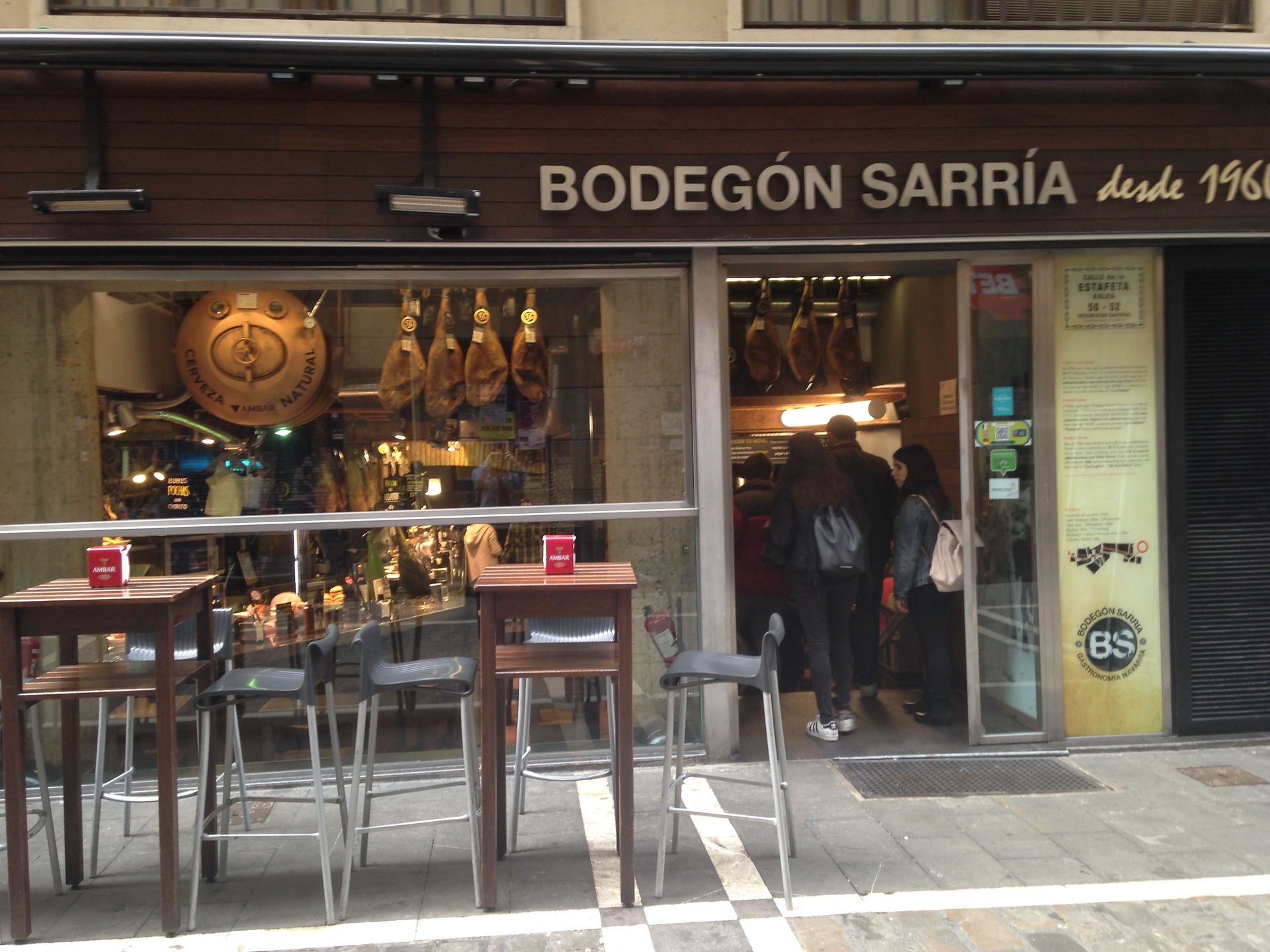 Entrada al Bar Bodegón Sarría