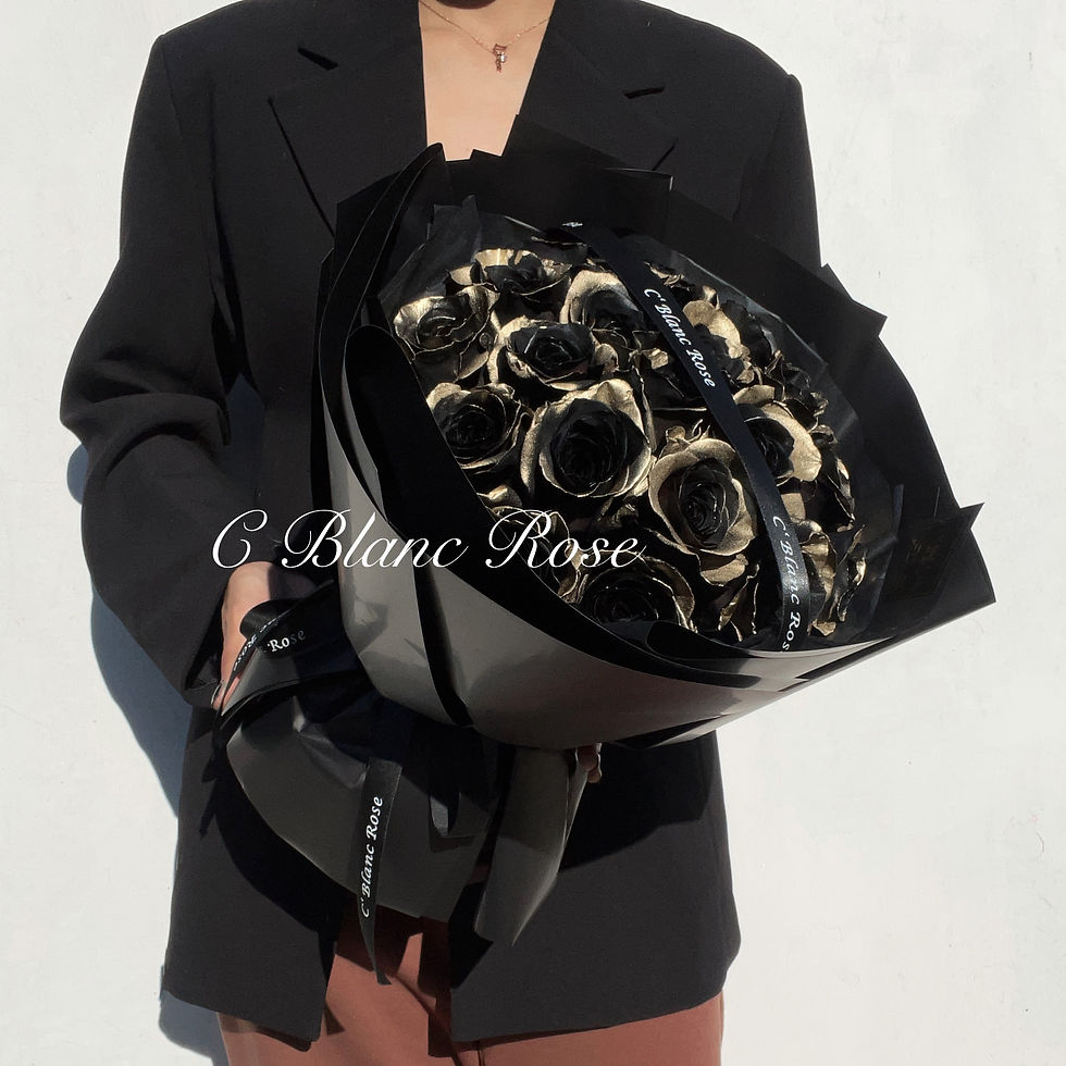 Thumbnail: Midnight Gold Rose Bouquet