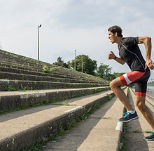 l'homme en courant étapes