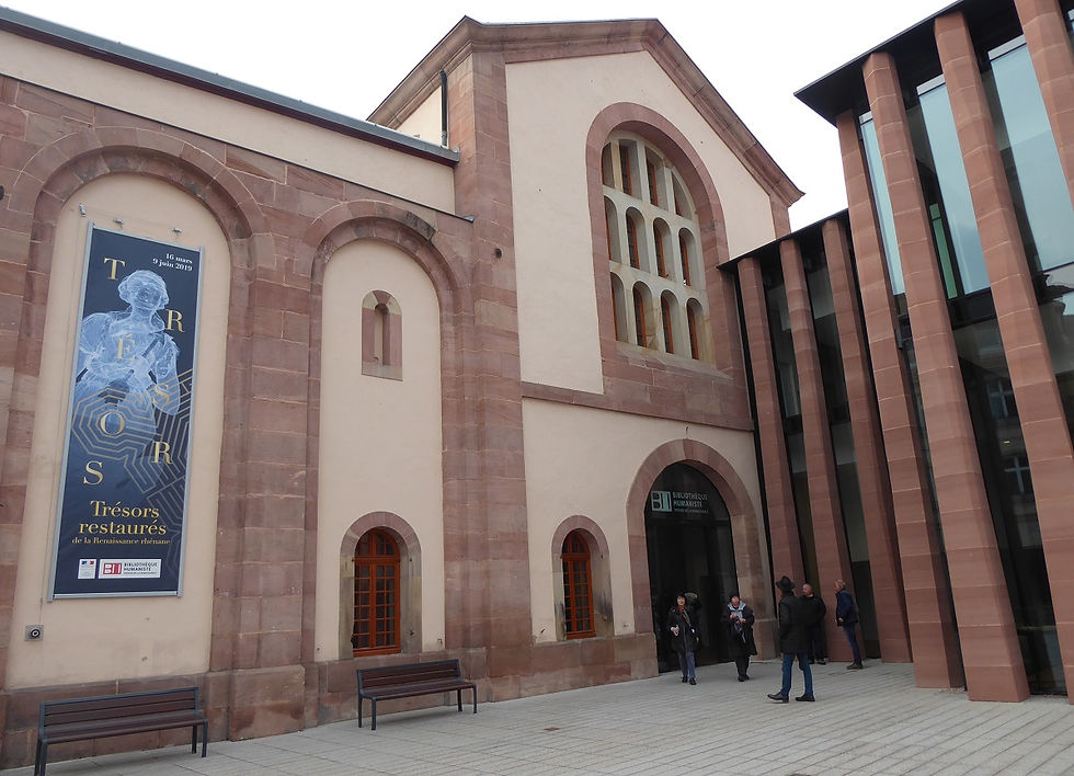 L'entrée de la Bibliothèque Humaniste avec l'affiche de l'exposition