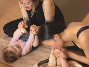 Barselyoga + babysang hos Studio Mā