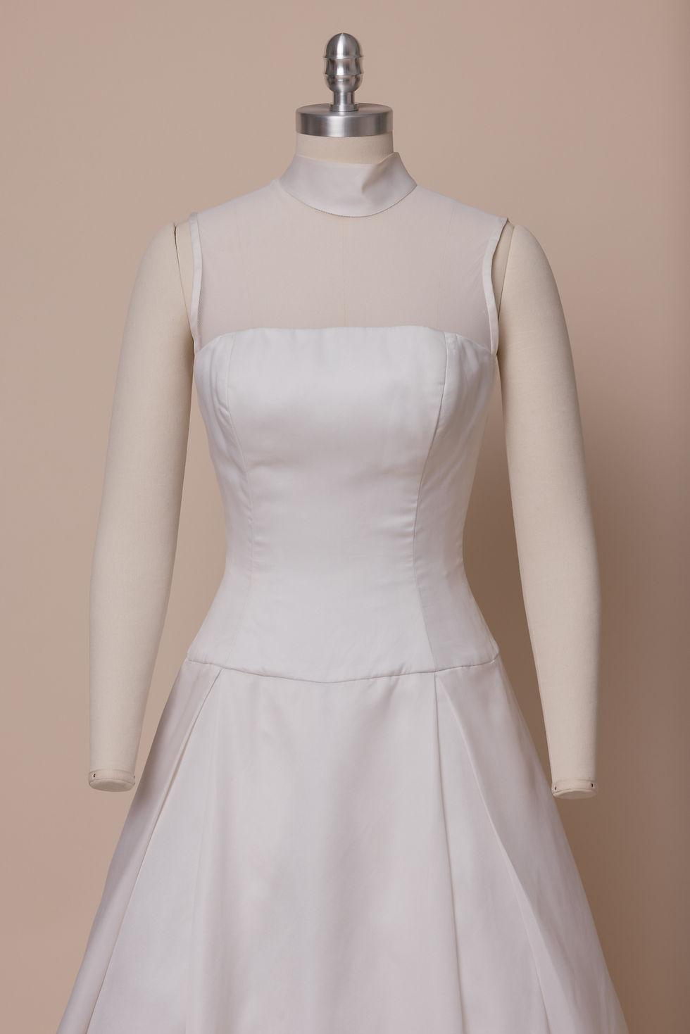 1990s Vera Wang Parent Trap wedding dress on dress form against ivory backdrop