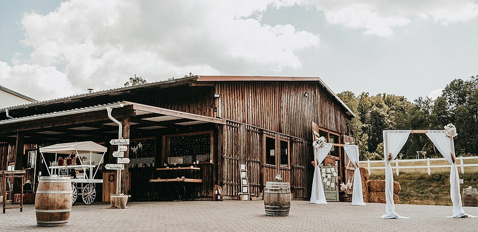 Bei DAKIMA Country Wedding wird eure Hochzeit zu einem Fest voller Liebe und unvergesslicher Augenblicke. Die besondere Hochzeitslocation schafft den passenden Rahmen, um gemeinsam mit euren Lieblingsmenschen zu feiern, zu lachen und zu genießen. Lasst euch vom Zauber eures Hochzeitstages tragen und erlebt Momente, die für immer in Erinnerung bleiben.