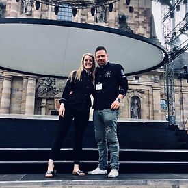 Mit der passenden Eventtechnik wird eure Veranstaltung zum Erlebnis. Lifestyle Cocktail-Catering bietet neben Catering und Barkeeping auch professionelles Sound- und Lichtequipment. Moving-Heads, LED-Strahler, Nebelmaschinen, Laser, Stroboskope und Seifenblasenmaschinen sorgen für besondere Effekte. Ergänzt wird das Angebot durch JBL-Soundsysteme, Funkmikrofone und Traversen für ein professionelles Bühnenbild.