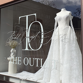 Du möchtest ein besonderes Brautkleid in Fulda und dabei sparen? Neben unserer exklusiven Bridal Couture findest du bei THE OUTLET ausgewählte Sample Dresses internationaler Designer zu stark reduzierten Preisen – teilweise sogar direkt zum Mitnehmen. Entdecke moderne Brautmode und persönliche Beratung bei THE ONE – BRIDAL COUTURE auf der Hochzeitsmesse Fulda!